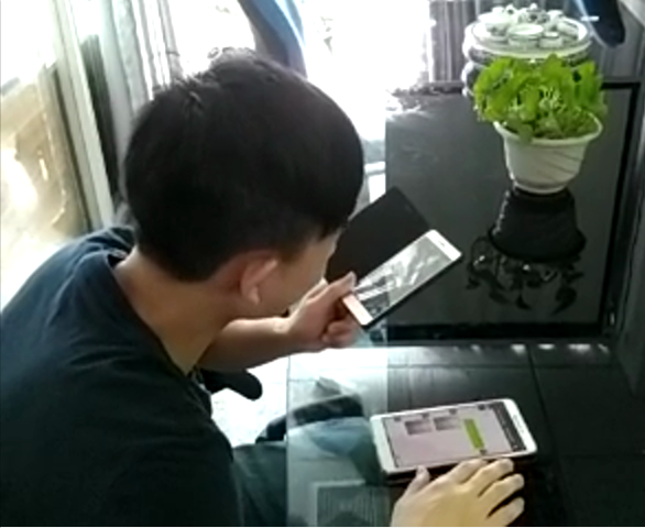 科頤辦公工程師在用視頻教客戶處理問題，客戶在師傅的指導下自己動手查檢配件