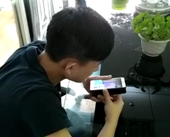 科頤辦公工程師在用視頻教客戶處理問題，客戶在師傅的指導下測試處理完的效果