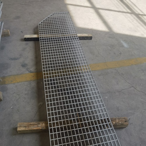 地鐵站臺(tái)鋼格板防滑處理：避免雨天事故！